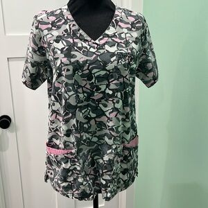 Uniform advantage women’s scrub top in medium. Camouflage pink gray and black.